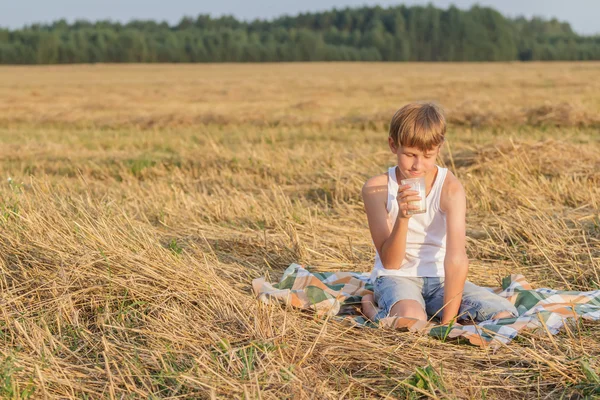 Ragazzo adolescente durante pausa con vetro di latte — Foto Stock