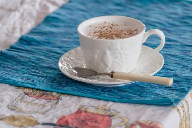 Kakule ve tarçın ile geleneksel kapuçino