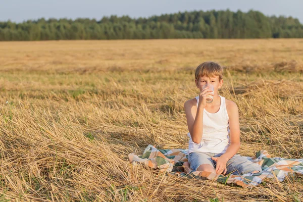 Adolescente no campo de fazenda tendo pausa — Fotografia de Stock