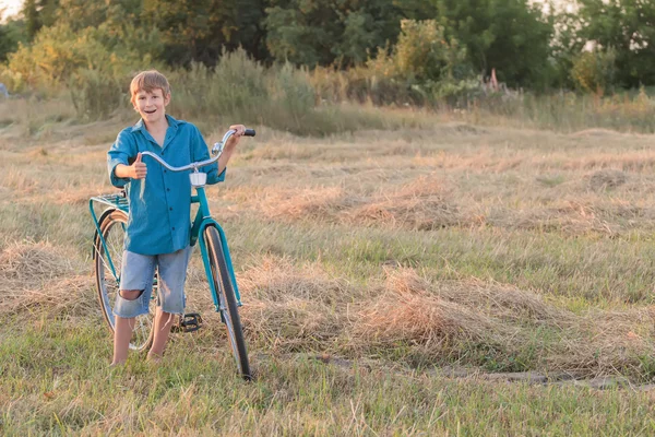 Teenage with raised thumb gesture in field — Stock Photo, Image