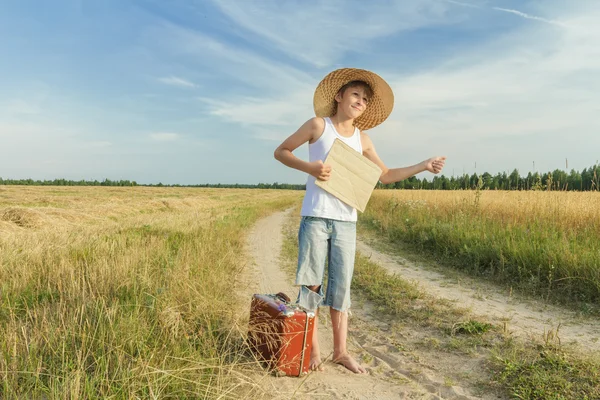 Carona adolescente com papelão na estrada do campo — Fotografia de Stock