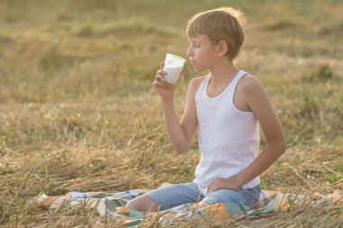 Kapalı gözlerle genç çocuk süt sahiptir