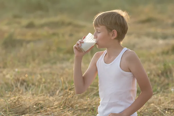 牛乳を飲んで目を閉じて 10 代の少年 — ストック写真