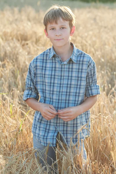 Agricultor adolescente de pie entre el campo de la cebada — Foto de Stock