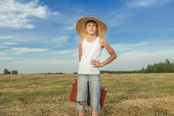 Joyful teenage hitchhiker in countryside road — Stock Photo, Image