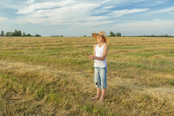 Bohça-in saman tutan genç çiftçi — Stok fotoğraf