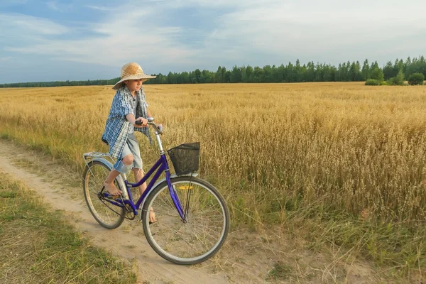 Teenager boy enjoys cycling on country road — Stock Photo, Image