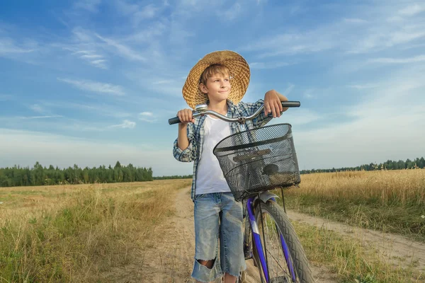 Ragazzo adolescente con bici retrò su strada di campagna — Foto Stock