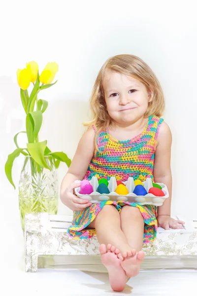Two years old girl holding Easter eggs carton — Stock Photo, Image