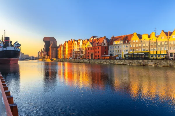 Reggeli kilátás Gdansk Óváros, a waterfront — Stock Fotó