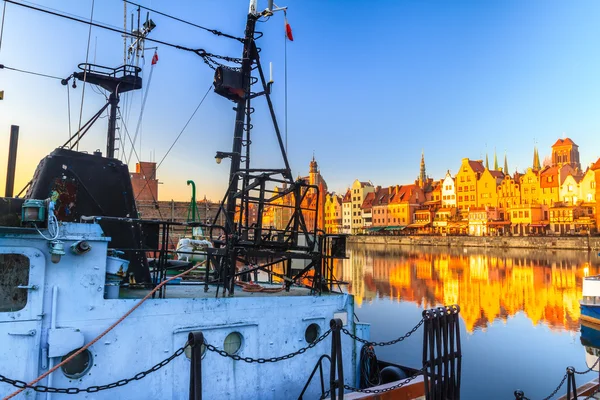 Sunrise syn på Gdansk gamla stan från vallen — Stockfoto