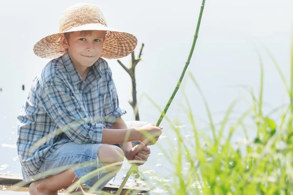 Angeln Teenager Junge mit handgemachten grünen Zweig Angelrute — Stockfoto