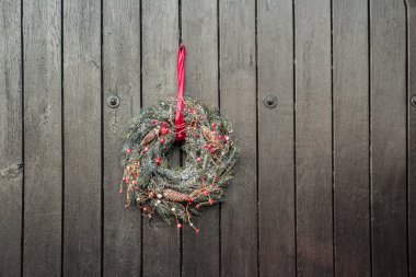 Dışarıda kahverengi ahşap kapı arka plan asılı Noel tatil Noel çelenk