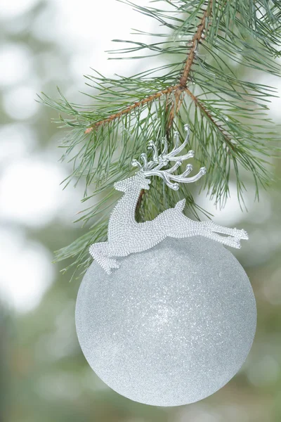 Polierte Silberfarbe Weihnachtsschmuck als Weihnachtsmann Rentier auf Kiefernzweig — Stockfoto