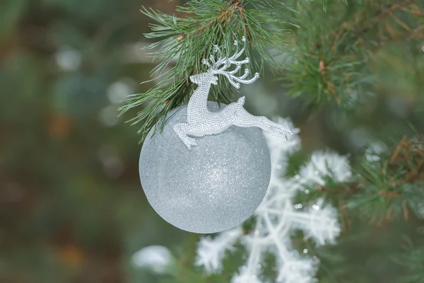 Metal gümüş renkli Noel Baba Ren geyiği kozalaklı dalı şeklinde Noel süs Stok Resim