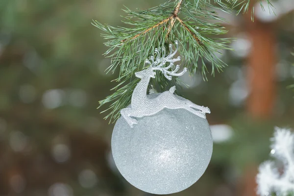 Gri gümüş renkli Noel Baba Ren geyiği kozalaklı dalı şeklinde Noel süs Telifsiz Stok Imajlar