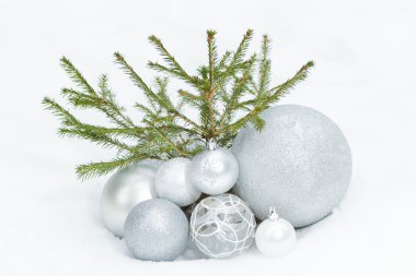 Alt kısmında küçük Ladin ağacı Noel biblo ile karlı zeminde süsler