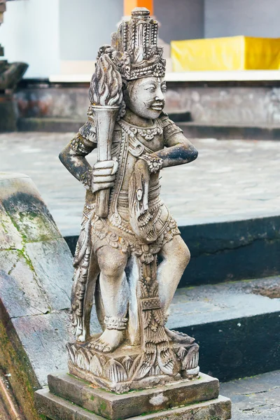 Estátua de pedra no templo balinês, Bali, Indonésia — Fotografia de Stock