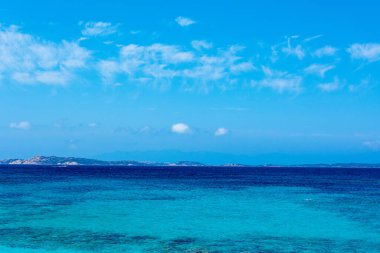 İtalya 'da yaz aylarında Sardunya' da manzara ve Akdeniz