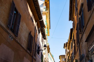 Roma, İtalya, iki bina arasındaki sokak manzarası