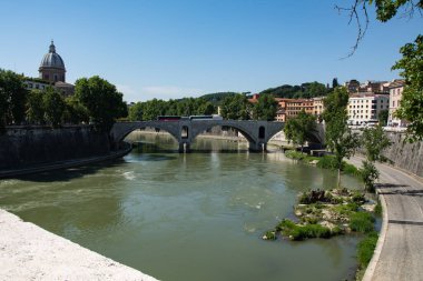 Roma, İtalya 'daki Tiber Nehri ve Ponte Principe Amadeo Savoia Aosta' nın inanılmaz manzarası