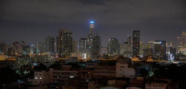타이의 수도 방콕 시를 밤에 구경하는 파노라마 — 스톡 사진