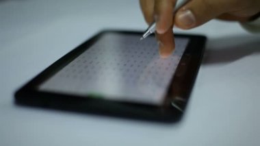 dokunmatik ekranda çalışan tablet portre