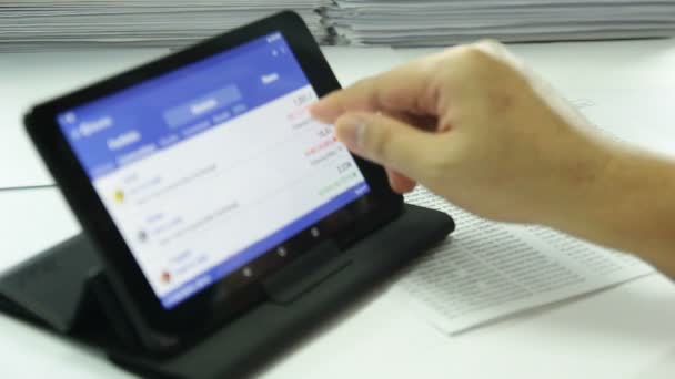 Trabalhando no escritório tablet tela sensível ao toque — Vídeo de Stock