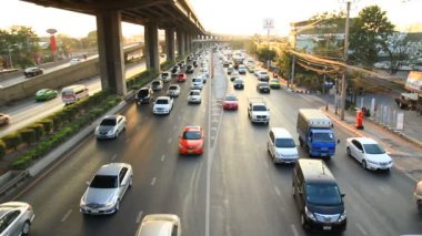 Kalabalık saatte yoğun trafik otoyol