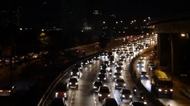 Karayolu trafik sıkışıklığı gece sürüş