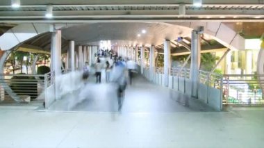 İnsanlar şehirde metro zaman atlamalı için yoğun trafik