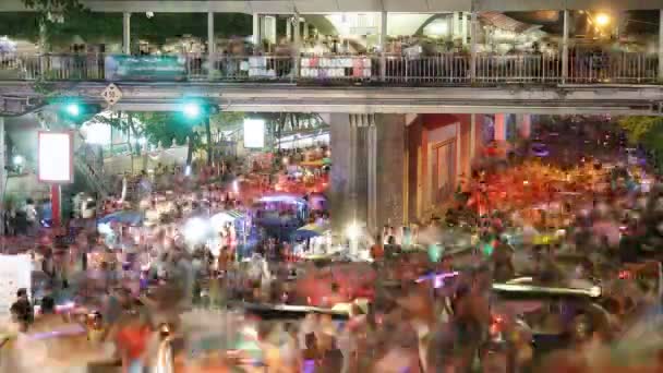 Толпа гуляет по городу с вождением в оживленном движении, время истекает — стоковое видео