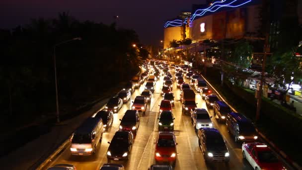 Verkeer in de stad bij nacht, drukke verkeer in de stad — Stockvideo