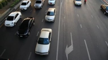 Karayolu yoğun trafik kalabalık saatte sürüş atış eğimli