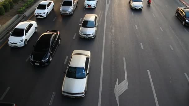 Forgalmas autópályán vezetés a csúcsforgalom, tilt megjelöl szemcsésedik — Stock videók