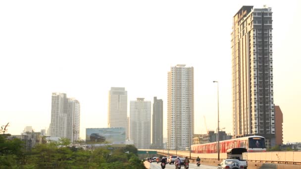 Bangkok tráfico en la carretera y el tren del cielo (ferrocarril elevado ) — Vídeos de Stock