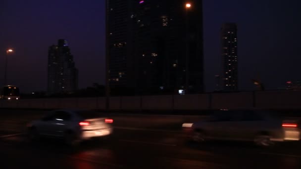 Bangkok tráfico en la carretera y el tren del cielo (ferrocarril elevado) por la noche — Vídeo de stock
