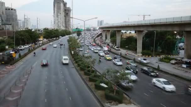 Highway driving, rush hour busy traffic time lapse zoom in — Stock Video