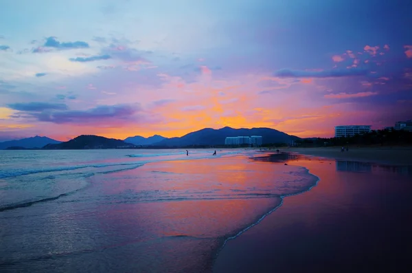 Denizin üzerinde çarpıcı günbatımı