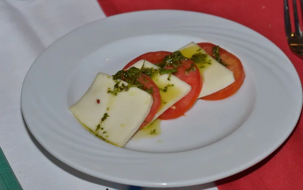 mozzarella peyniri ile İtalyan salatası