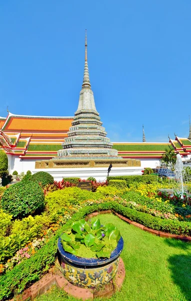 Thai stupa on the background of a Buddhist temple — Stock Photo, Image