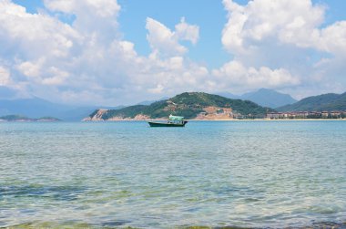 Dağ orman ve yalnız tekne ile denizde fazla büyümüş