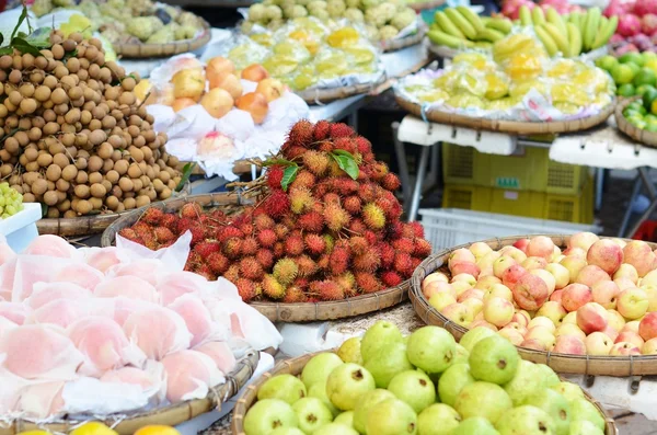 De exotische vruchten handel in tropische China — Stockfoto