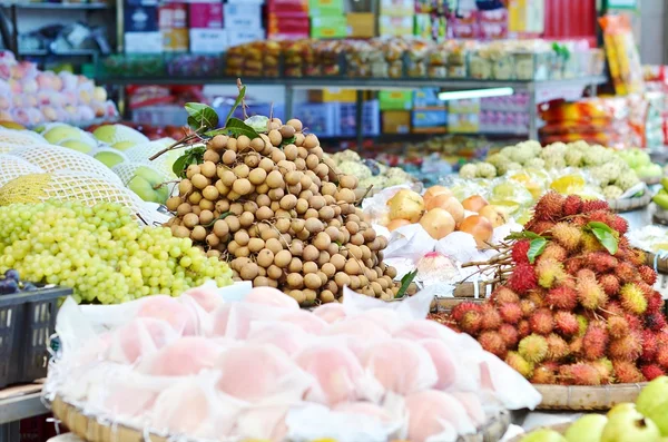 De exotische vruchten handel in tropische China — Stockfoto