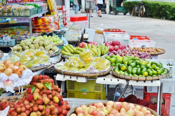 De exotische vruchten handel in tropische China — Stockfoto