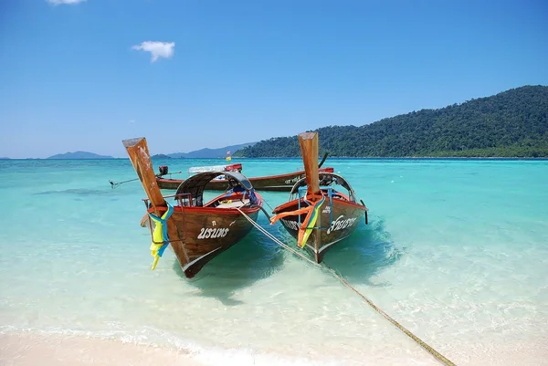 Boote vor dem Hintergrund des Paradieses — Stockfoto