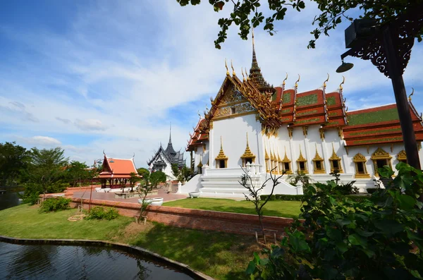 Saf beyaz eski Budist tapınağı