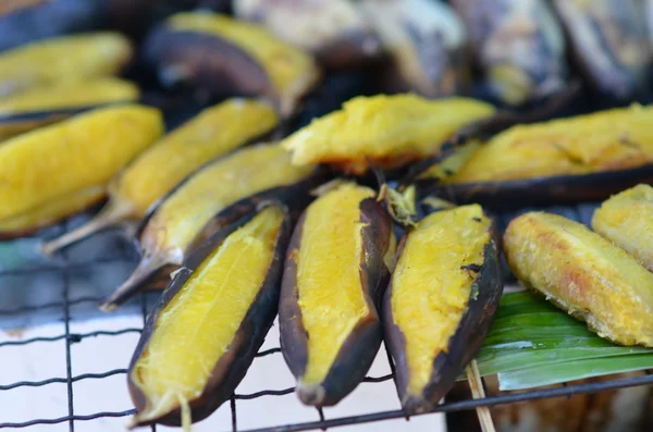 Muz onların skins pişmiş