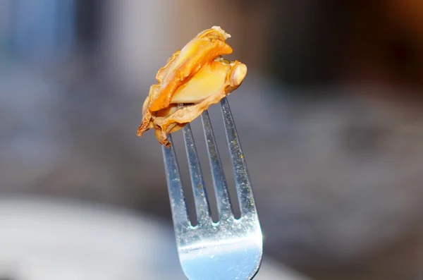 Mussels on a fork — Stock Photo, Image