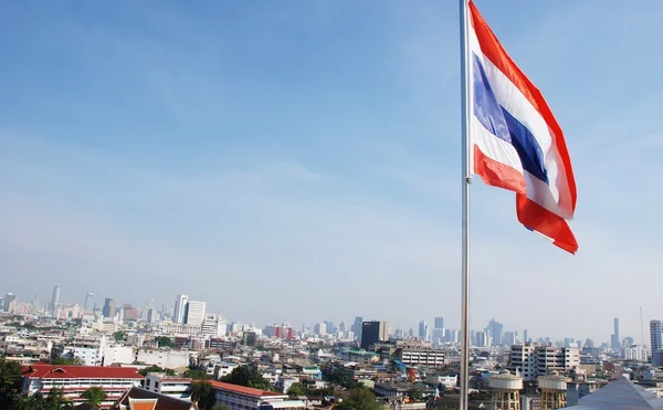 Altın dağ tapınak Tayland Bangkok s arka plan üzerinde bayrağı göster